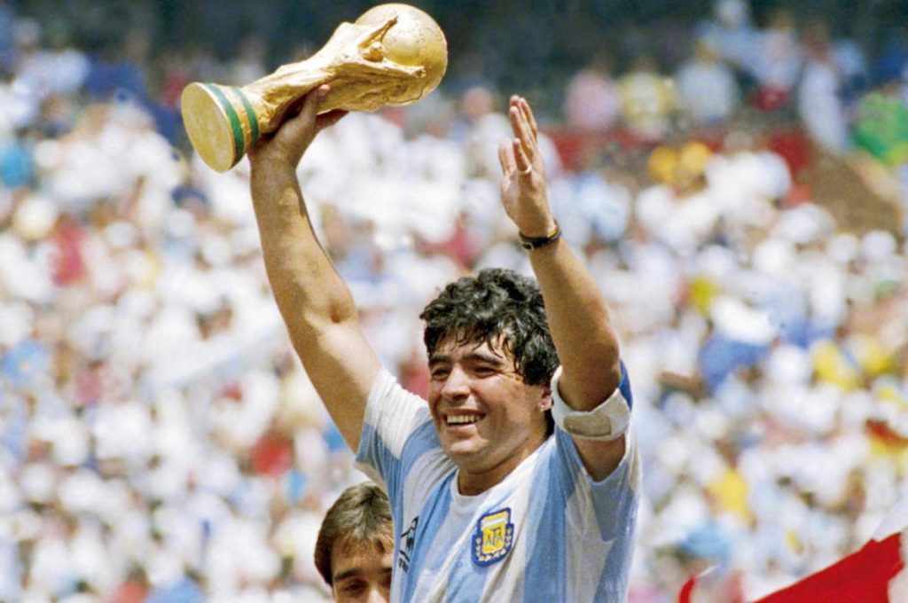 Diego Armando Maradona là một trong những cầu thủ vĩ đại nhất mọi thời đại
